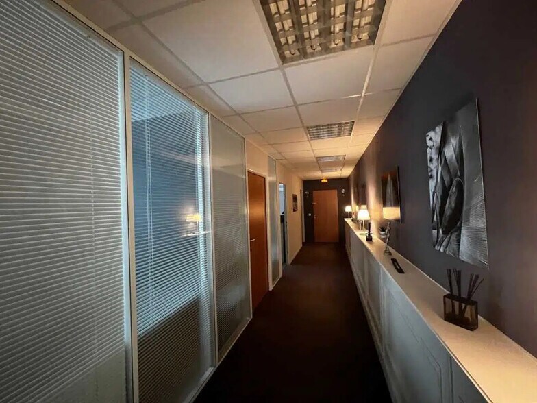 Office in Lille for lease - Interior Photo - Image 1 of 4