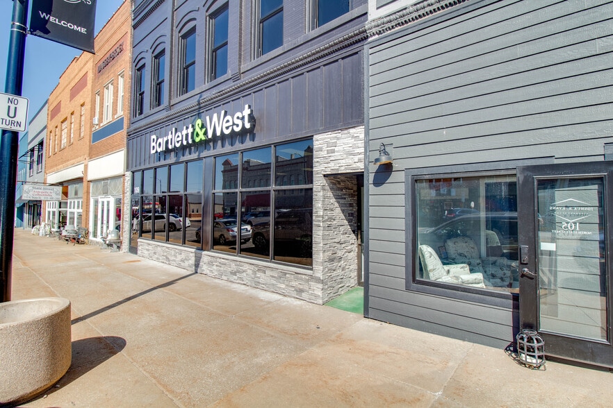 107 N State St, Jerseyville, IL for lease - Building Photo - Image 2 of 25