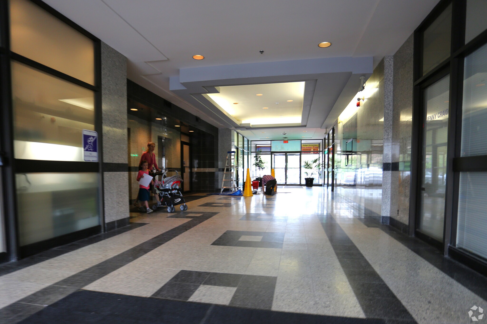 9555 Yonge St, Richmond Hill, ON à vendre Photo intérieure- Image 1 de 1