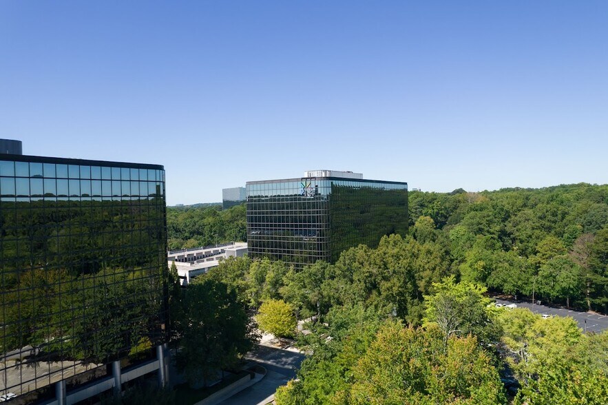 2635 Century Pky NE, Atlanta, GA à louer - Photo du bâtiment - Image 2 de 10