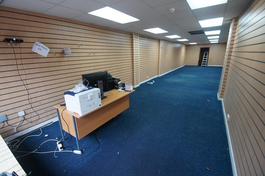 16 Whitby Rd, Ellesmere Port for lease - Building Photo - Image 2 of 6