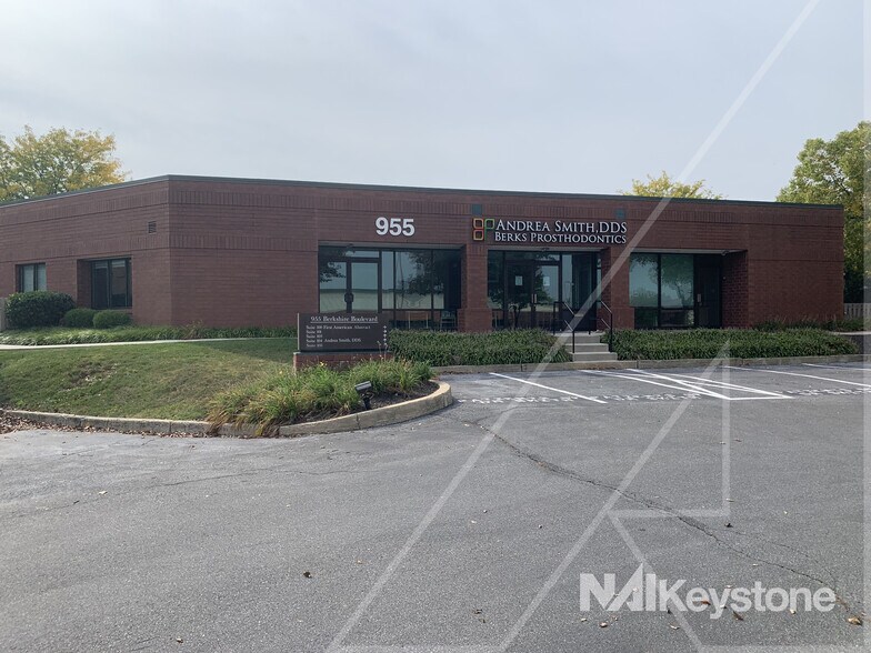 955 Berkshire Blvd, Wyomissing, PA à louer - Photo du bâtiment - Image 1 de 1