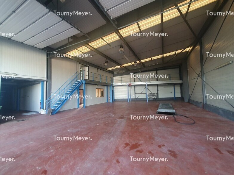Industrial in Yvrac for lease - Building Photo - Image 3 of 7