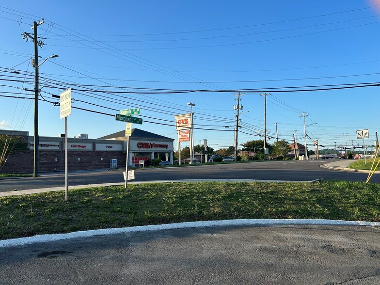 1104 Merchant Dr, Knoxville, TN à vendre - Photo du bâtiment - Image 3 de 6