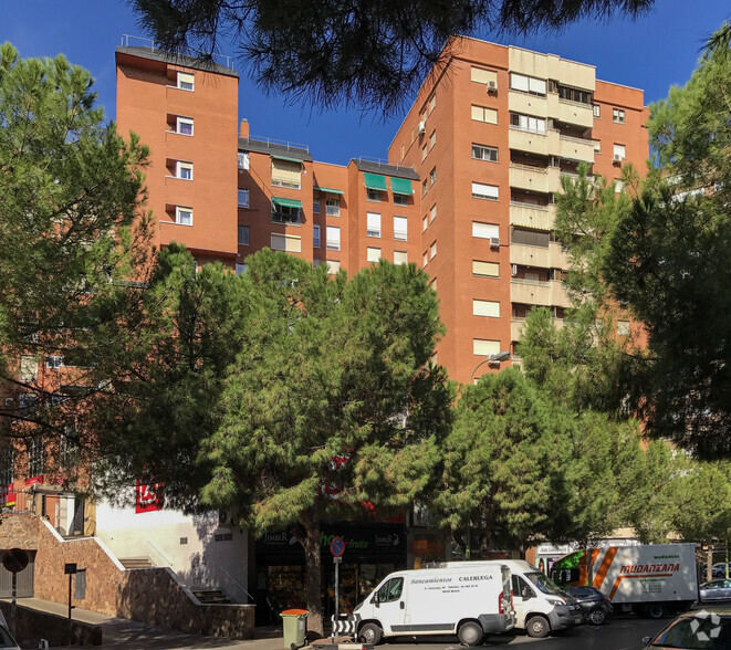 Avenida De San Luis, 166, Madrid, Madrid à louer - Photo du bâtiment - Image 3 de 3