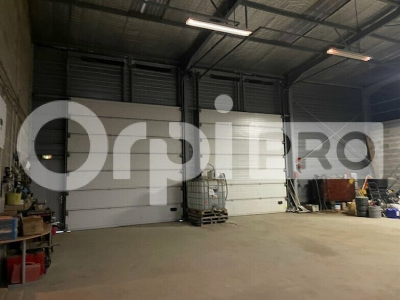 Industrial in Sainte Euphemie for lease - Interior Photo - Image 3 of 9