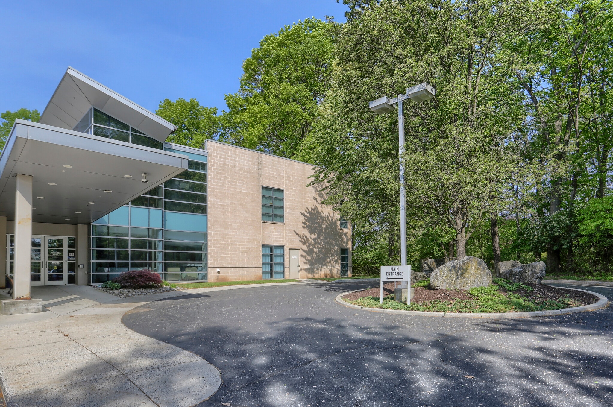 880 Century Dr, Mechanicsburg, PA for lease Primary Photo- Image 1 of 13