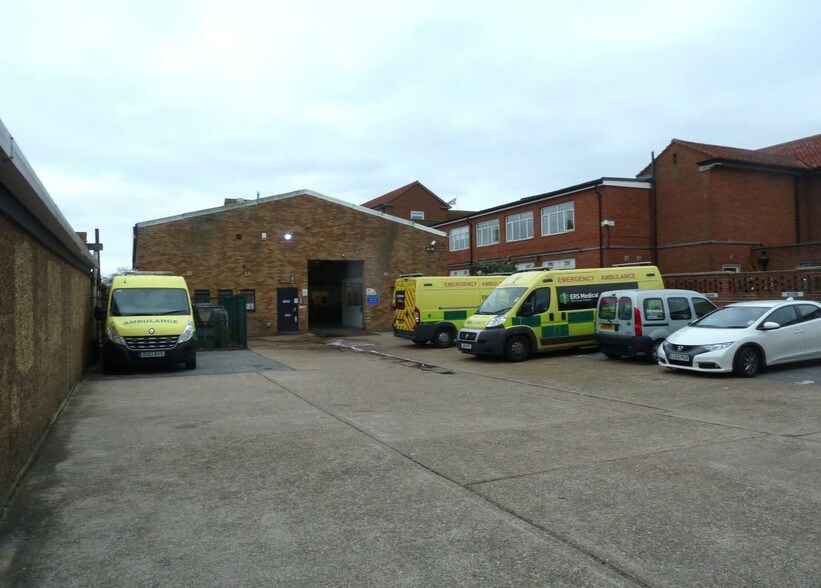 177 Hook Rd, Surbiton à louer - Photo du bâtiment - Image 2 de 3