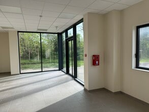 12 Rue De L'Equerre, Saint-Ouen-l'Aumône for lease Interior Photo- Image 2 of 14