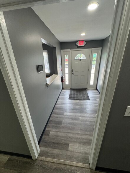 5505 S Sheldon Rd, Canton, MI à louer - Photo du bâtiment - Image 3 de 17