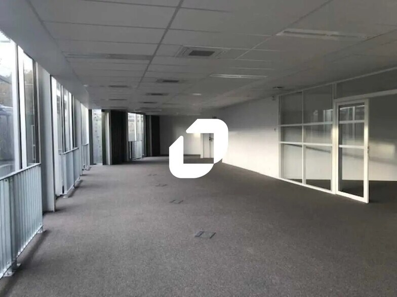 Office in Eysines for lease - Interior Photo - Image 2 of 4