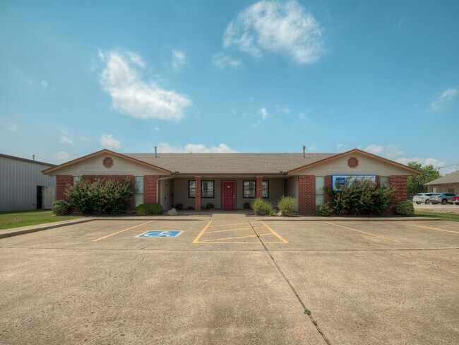 More details for 525 Tower Dr, Moore, OK - Office for Lease