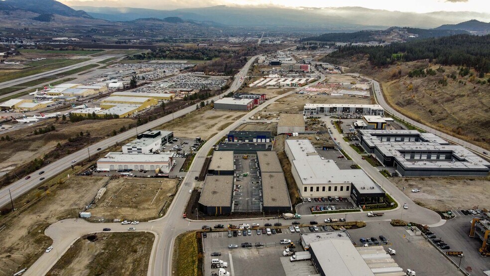 2094 Pier Mac Way, Kelowna, BC à vendre - Photo du bâtiment - Image 3 de 19