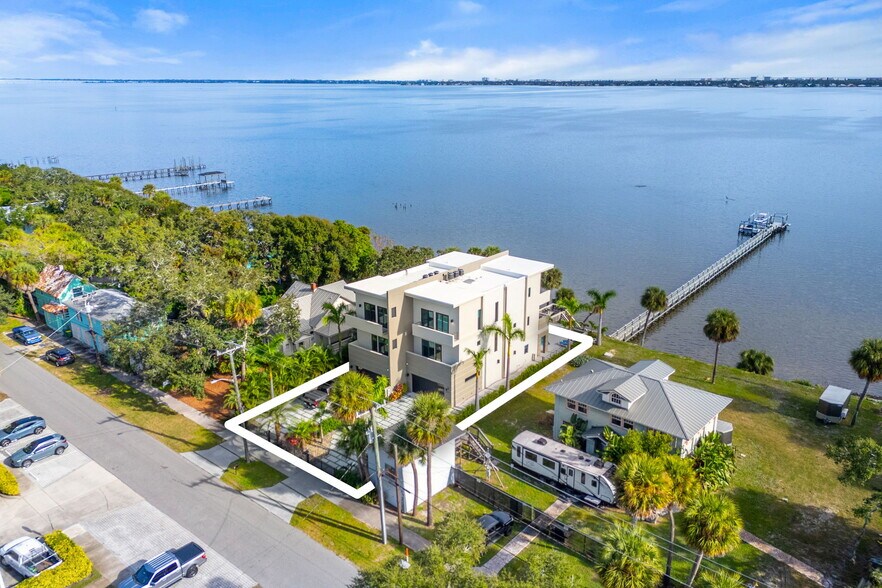 1809 Riverview Dr, Melbourne, FL for sale - Primary Photo - Image 1 of 5