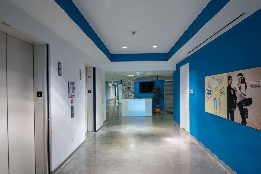 5120 W Goldleaf Cir, Los Angeles, CA à louer - Photo intérieure - Image 3 de 13