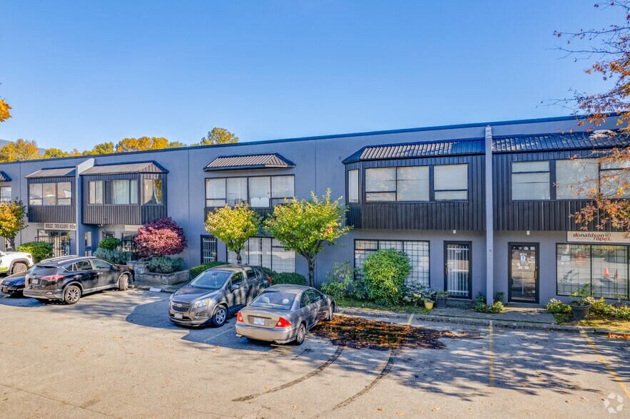 817-831 W 1st St, North Vancouver, BC à vendre - Photo du bâtiment - Image 2 de 4