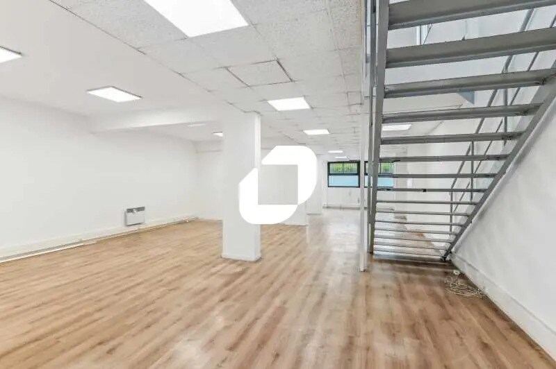 Office in Courbevoie for sale Building Photo- Image 1 of 18