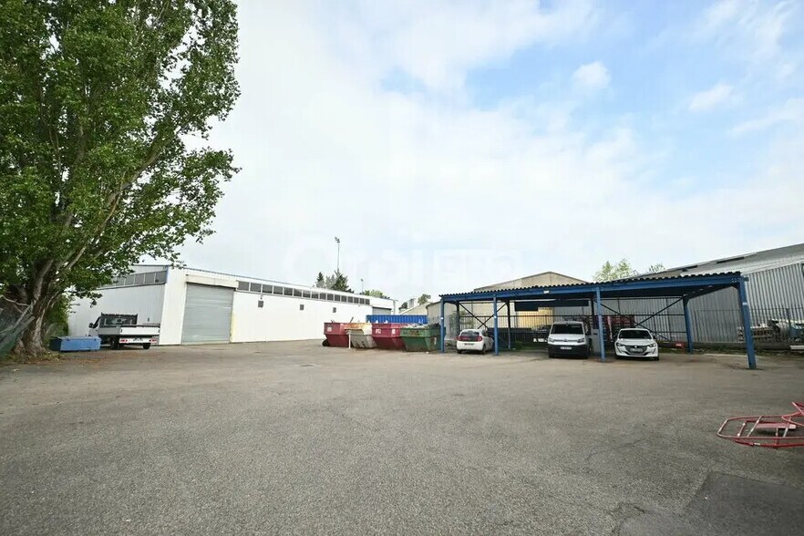 Office in Vaulx-en-Velin for lease - Building Photo - Image 2 of 3