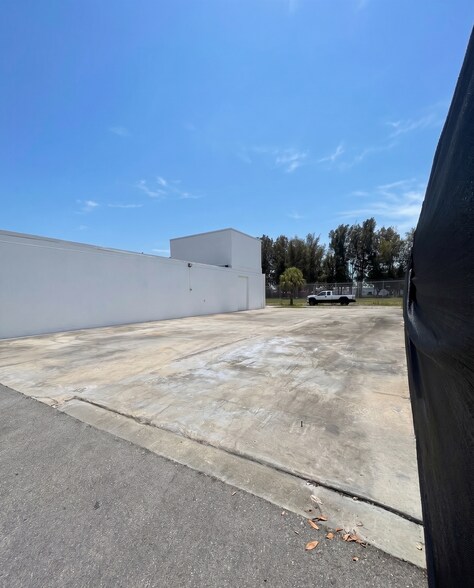 988-1004 NW 51st Pl, Fort Lauderdale, FL à louer - Photo du bâtiment - Image 2 de 5