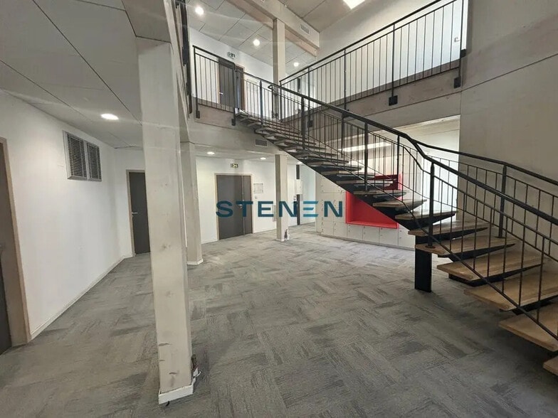 Office in Marseille for lease - Interior Photo - Image 2 of 5