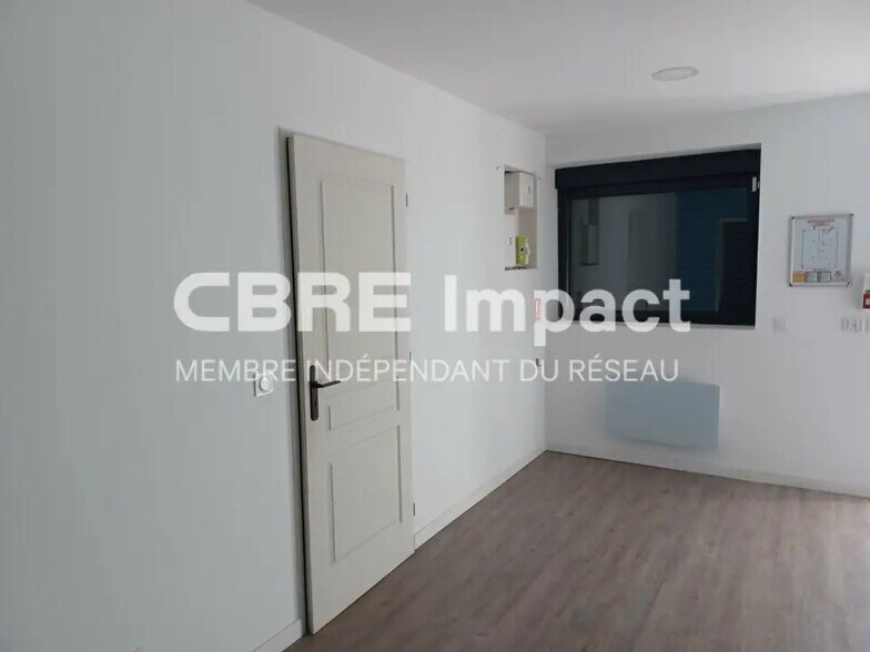 Retail in Cormontreuil for lease - Interior Photo - Image 2 of 8