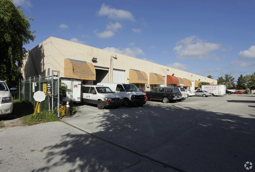 7551-7569 NW 70th St, Miami, FL for lease - Building Photo - Image 3 of 25