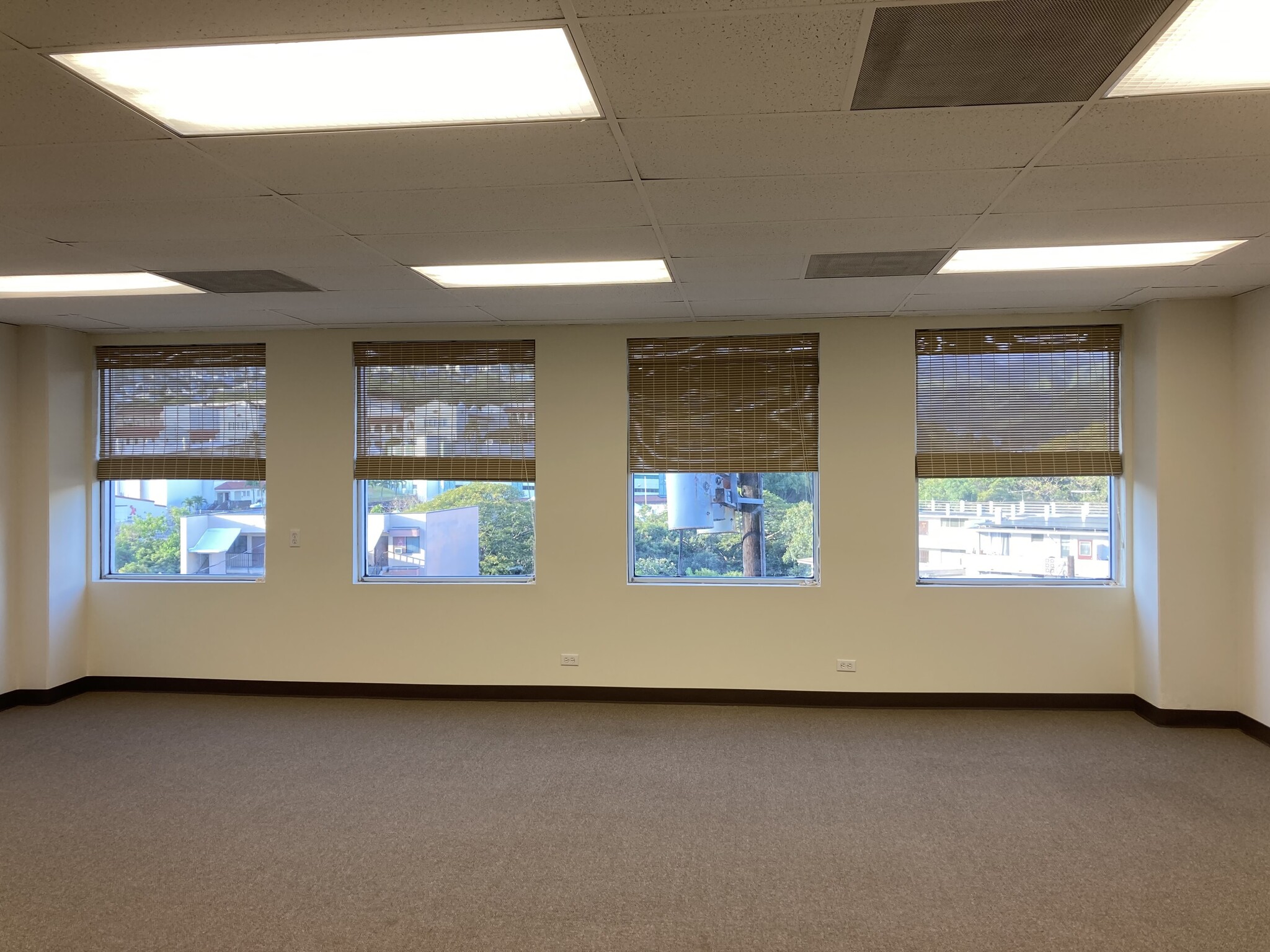 3221 Waialae Ave, Honolulu, HI for lease Interior Photo- Image 1 of 3