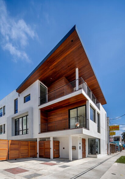 311 Culver Blvd, Playa del Rey, CA à vendre - Photo du bâtiment - Image 1 de 2