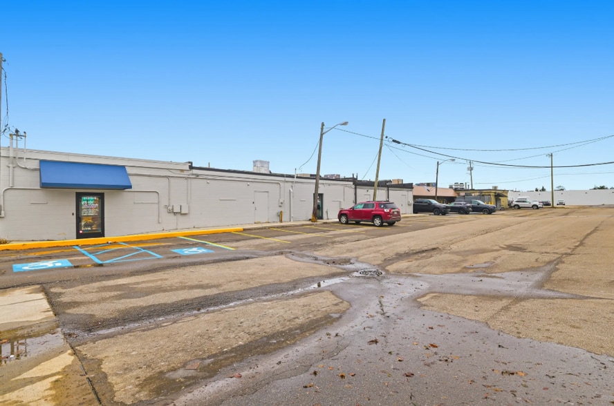 1052-1072 W Huron St, Waterford, MI à louer - Photo du bâtiment - Image 3 de 29