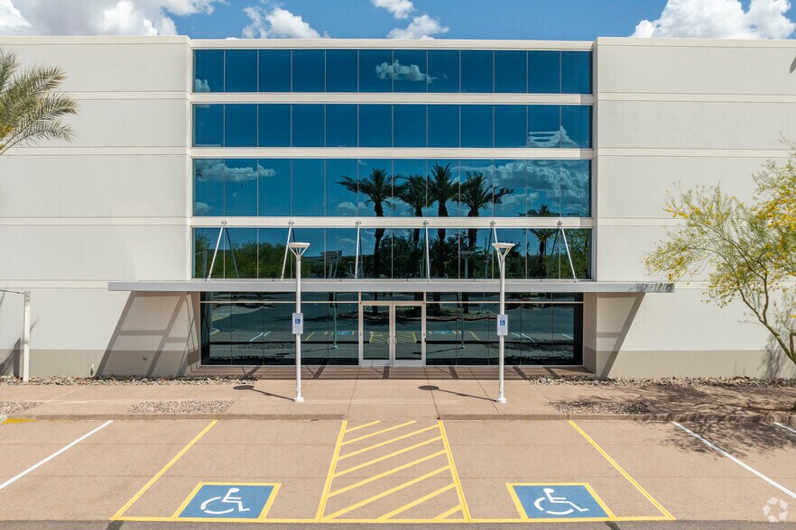 4500 E Cotton Center Blvd, Phoenix, AZ à louer - Photo du bâtiment - Image 2 de 6