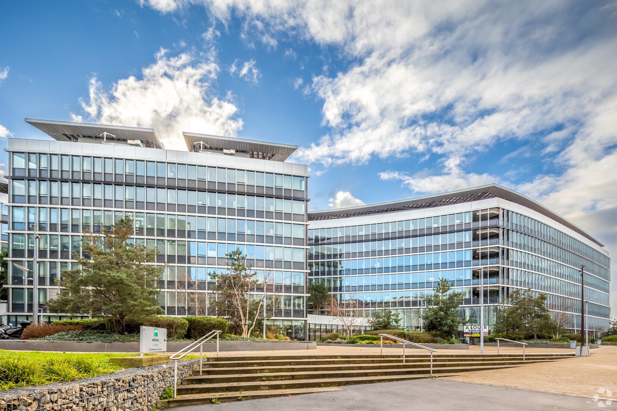 18-20 Rue Des Deux Gares, Rueil-Malmaison for lease Primary Photo- Image 1 of 2