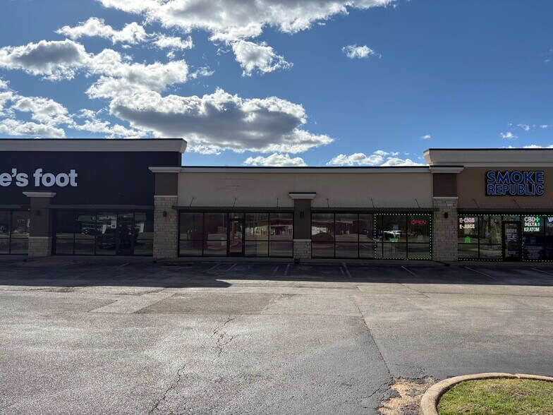 2106 W Gentry Pky, Tyler, TX for lease - Building Photo - Image 2 of 5