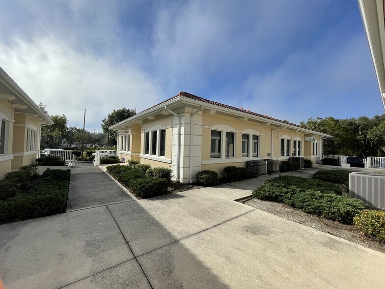 25074 Olympia Ave, Punta Gorda, FL à vendre - Photo du bâtiment - Image 2 de 33