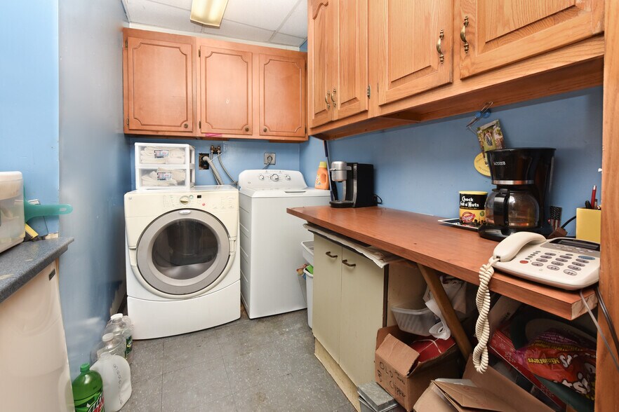 4143 Main St, Bridgeport, CT à vendre - Photo intérieure - Image 2 de 34