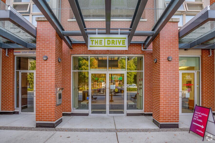 1177 Marine Dr, North Vancouver District, BC à louer - Photo du bâtiment - Image 3 de 4