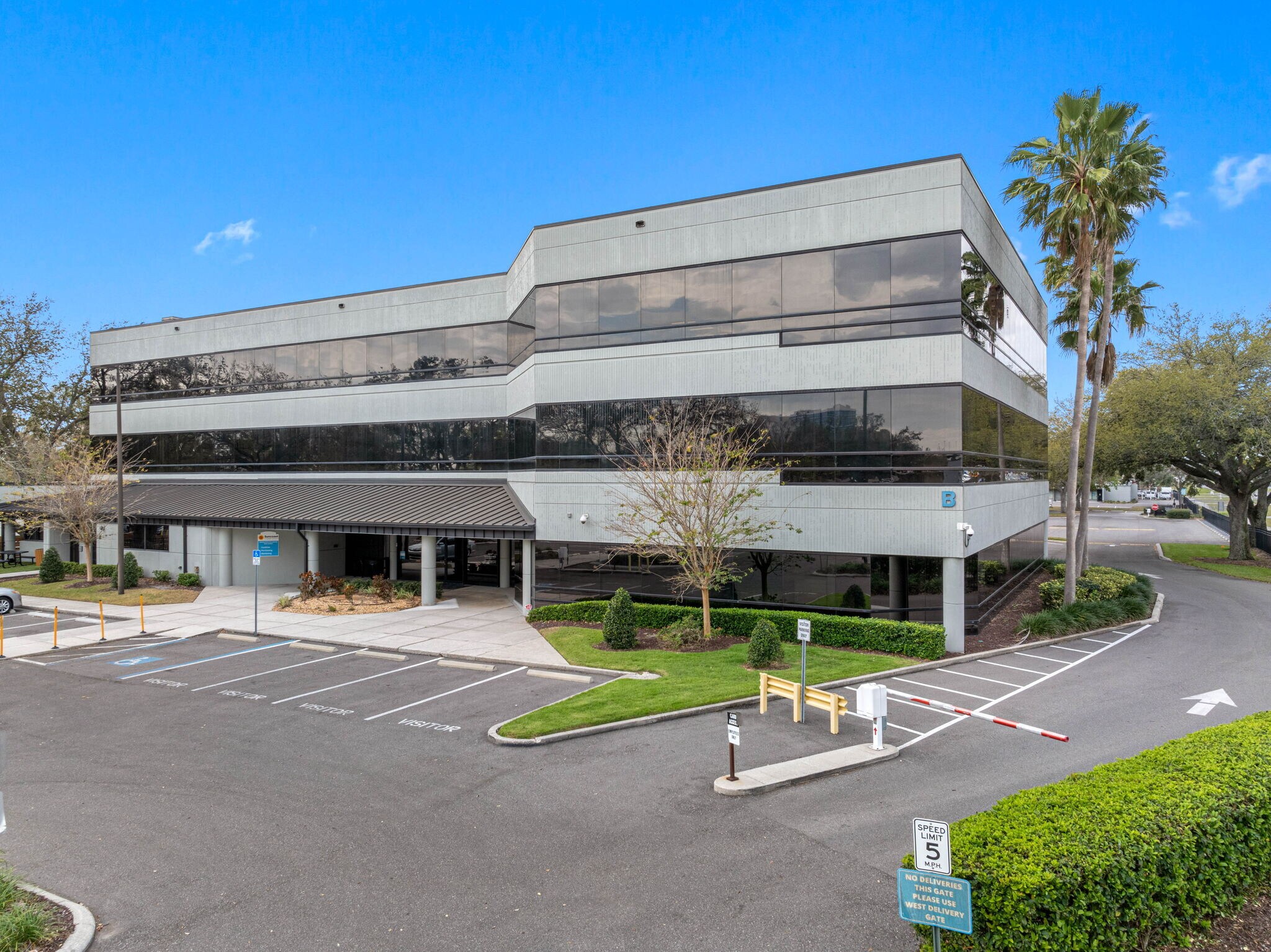 6801 E Hillsborough Ave, Tampa, FL à louer Photo du bâtiment- Image 1 de 127