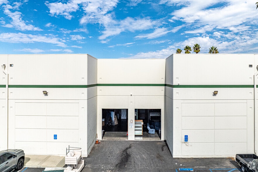 18037 S Broadway St, Carson, CA à louer - Photo du bâtiment - Image 3 de 12