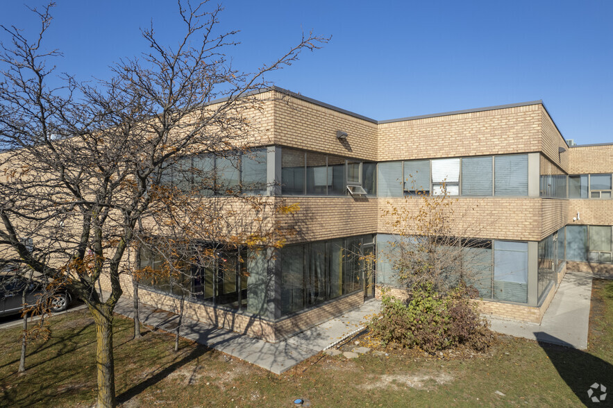 94 Kenhar Dr, Toronto, ON à louer - Photo du b timent - Image 2 de 7