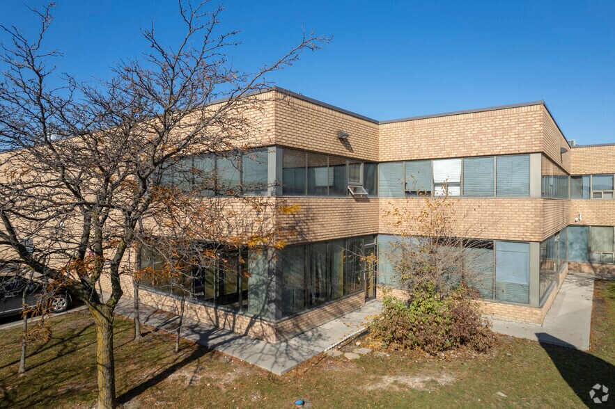 94 Kenhar Dr, Toronto, ON à vendre - Photo du bâtiment - Image 2 de 7