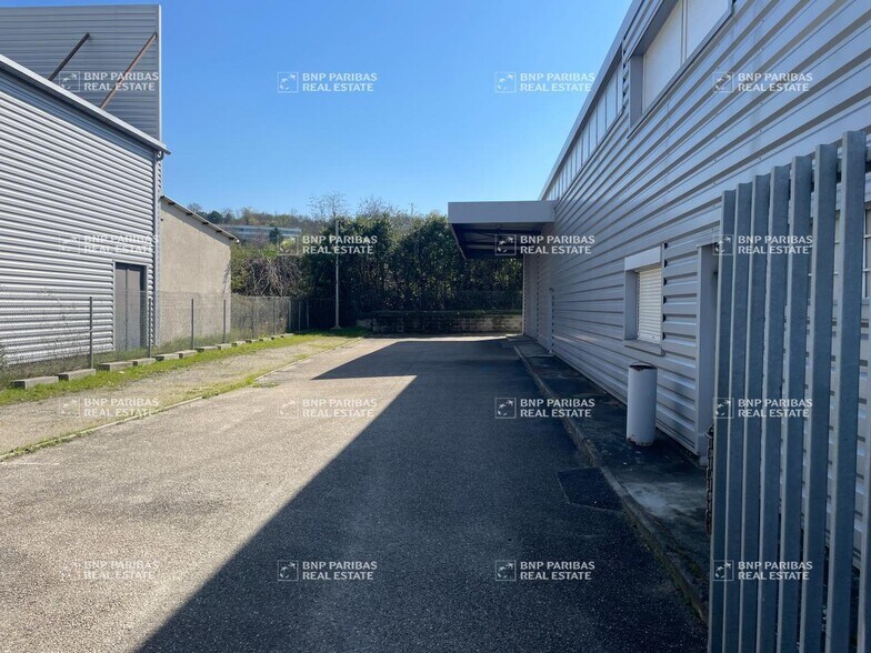 Local d'activités dans Saint-Genis-Laval à vendre - Photo du bâtiment - Image 2 de 19