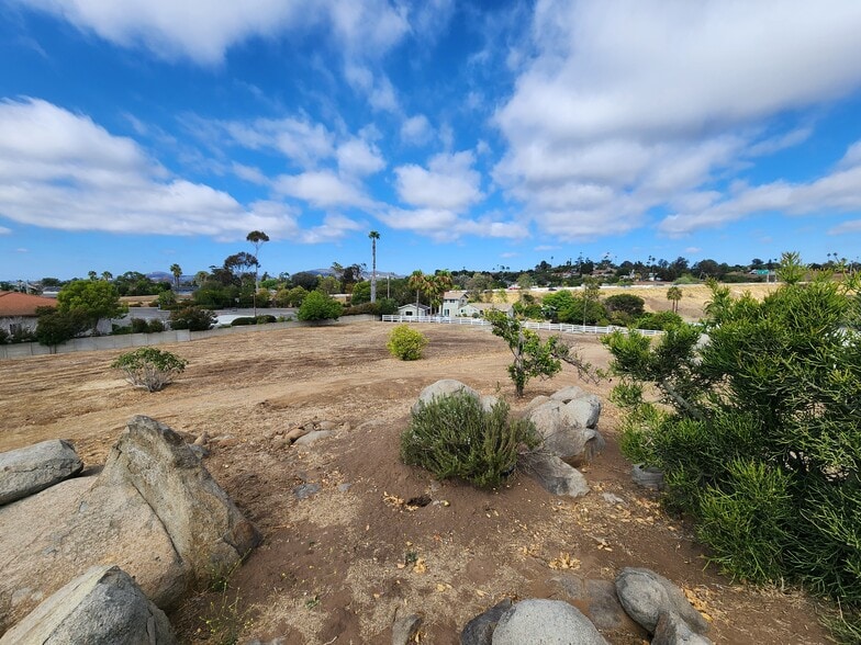 1060 Crest View Rd, Vista, CA à vendre - Photo du bâtiment - Image 3 de 21