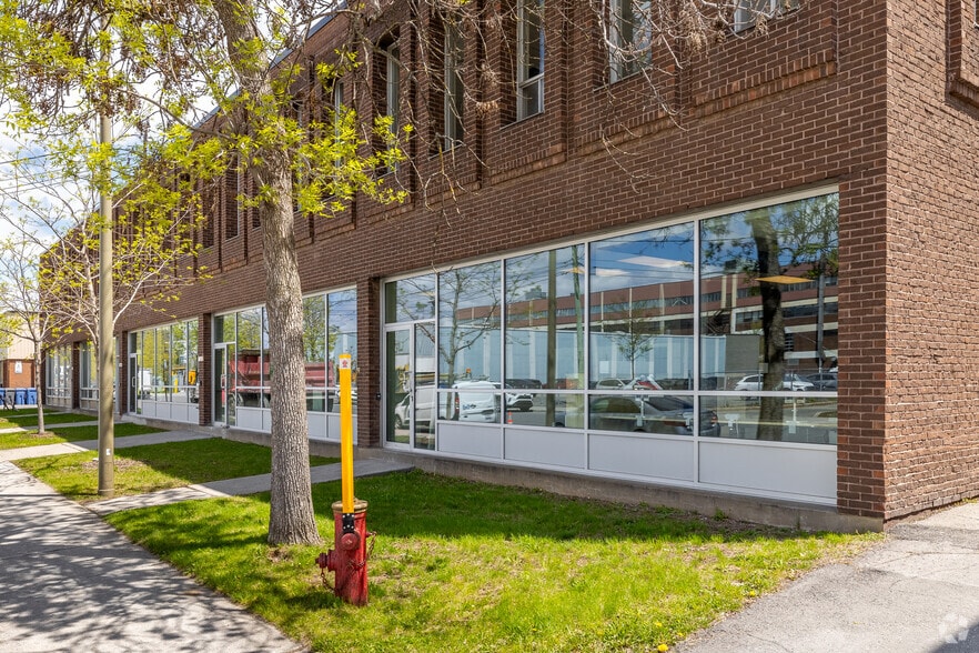 1380-1420 Rue Chabanel O, Montréal, QC à louer - Photo du bâtiment - Image 3 de 5