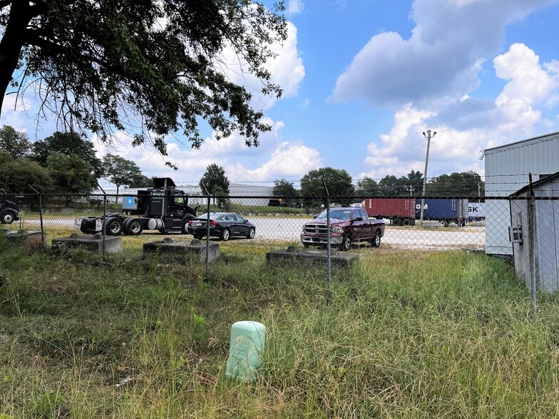 5585 Old Dixie Hwy, Forest Park, GA for lease - Building Photo - Image 2 of 5