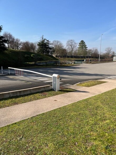 Industrial in Dagneux for lease - Building Photo - Image 3 of 13