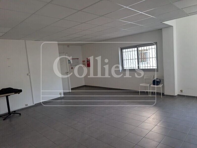 Flex in Vitrolles for lease - Interior Photo - Image 3 of 8