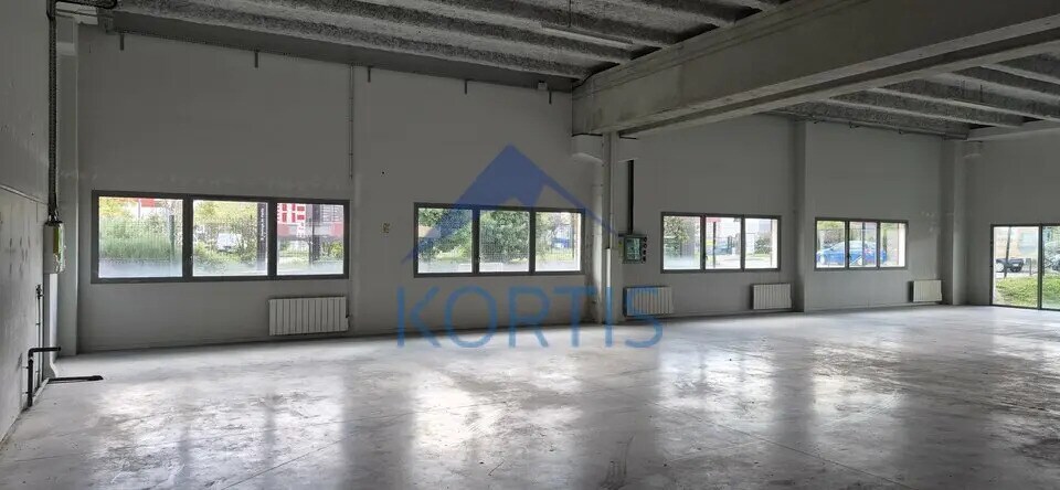 Flex in Saint-Priest for lease - Interior Photo - Image 1 of 8