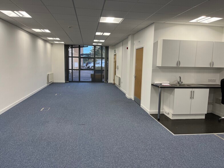 Falcon Dr, Milton Keynes à vendre - Photo du bâtiment - Image 3 de 12