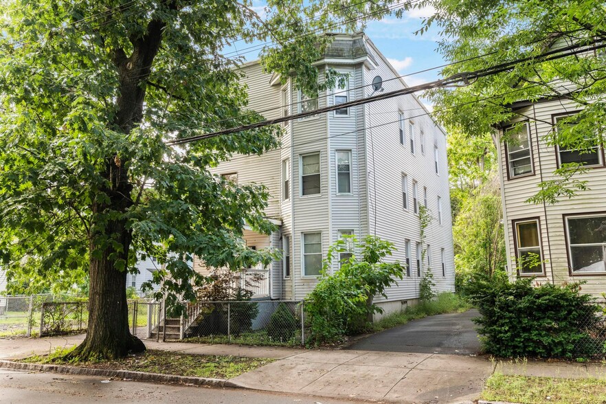 New Haven Multifamily Portfolio portfolio of 5 properties for sale on LoopNet.ca - Primary Photo - Image 2 of 5