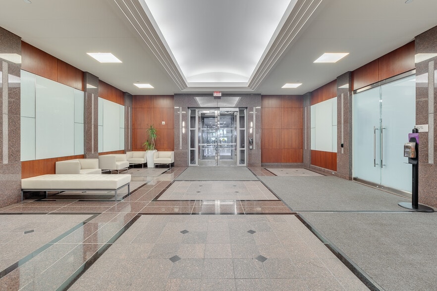 919 Hidden Ridge Dr, Irving, TX for lease - Interior Photo - Image 3 of 9