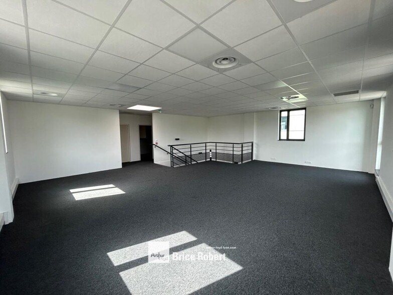 Flex in Rillieux La Pape for lease - Interior Photo - Image 2 of 6